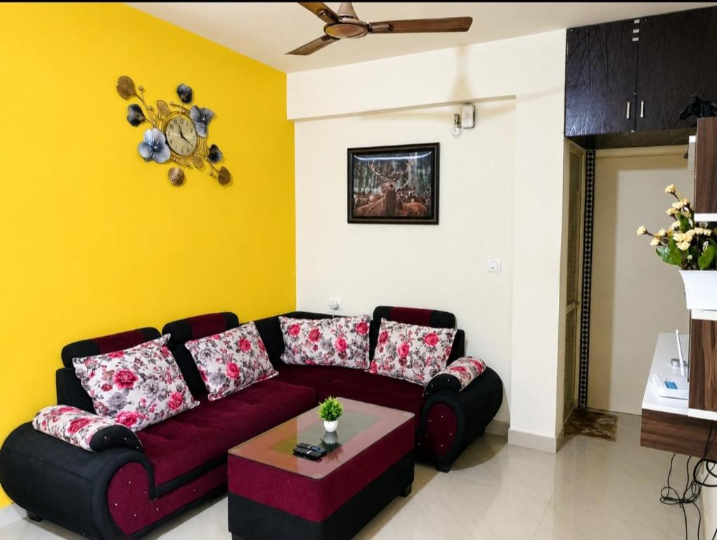a living room with a couch and a table at Serenity Casa II in Varca