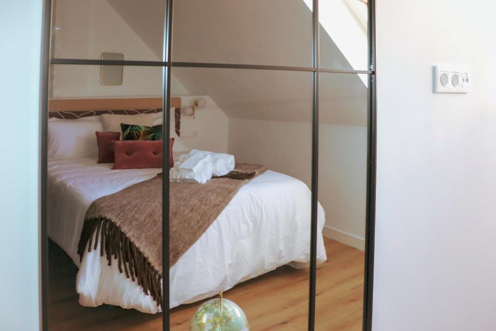 a room with a bed and a glass case at Diana Boutique Apartamentos in Mérida