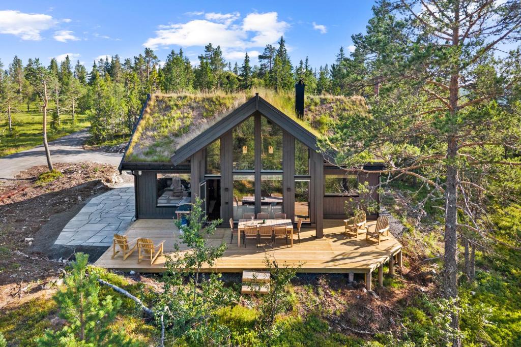 a small cabin with a grass roof at Reno Hytta in Eggedal