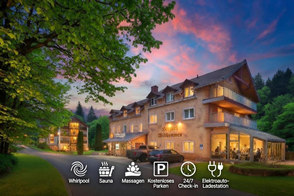 eine Darstellung eines großen Hauses bei Nacht in der Unterkunft Hotel Ladenmühle in Kurort Altenberg