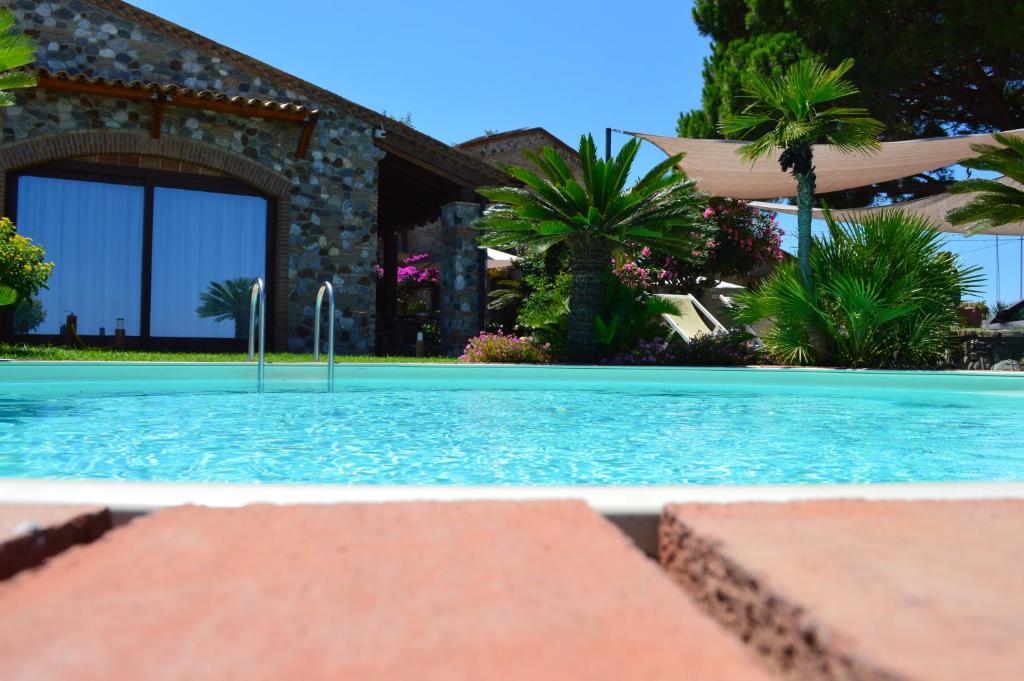 ein Swimmingpool vor einem Haus in der Unterkunft Villa Quiete in Spadafora