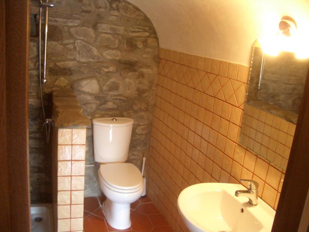 A bathroom at Magic Mill Castagnetoli