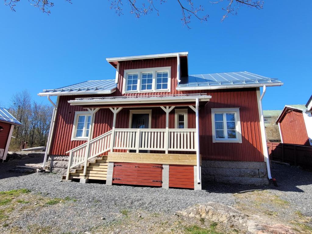 a red house with a solar roof at Villa Catharina in Kristinestad