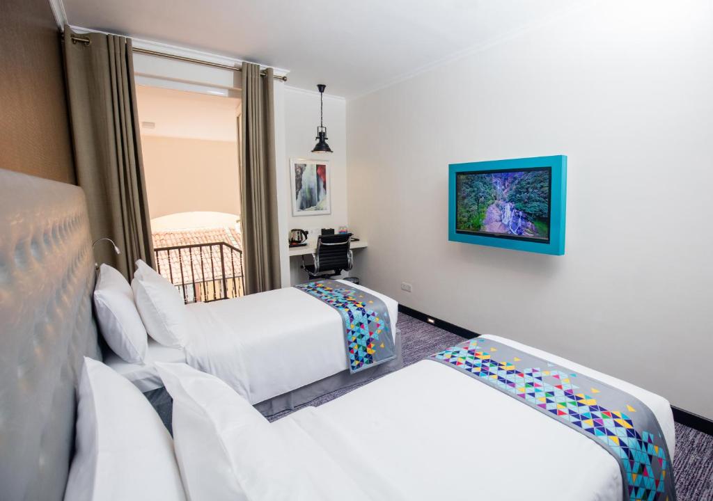 Postel nebo postele na pokoji v ubytování Fairway Colombo - Sri Lanka's First Hotel With Robot Technology