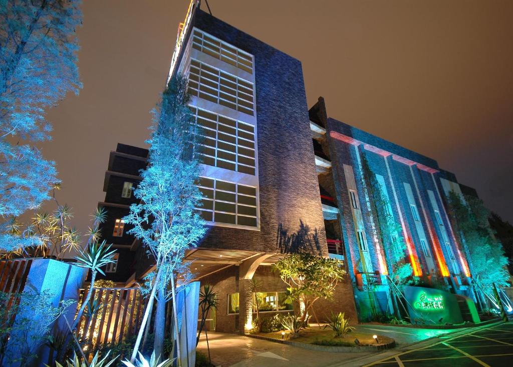 un edificio con luces azules delante de él en Norway Forest Villa Motel, en Taipéi
