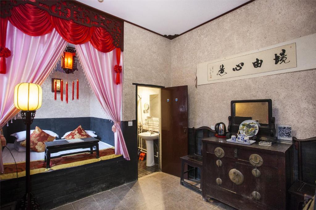 Postel nebo postele na pokoji v ubytování Pingyao Ji Family Courtyard Inn