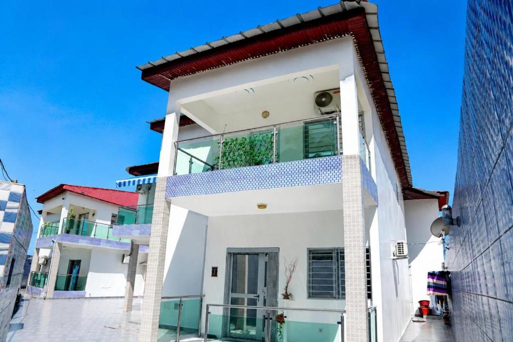 ein weißes Haus mit rotem Dach in der Unterkunft Breath Hôtel in Île Vitré