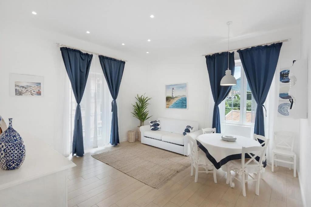 a living room with a white couch and a table at Casa Vacanza Sunshine in Meta