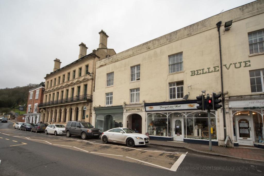 una calle con coches aparcados delante de un edificio en Belle Vue Terrace Apartment, en Great Malvern