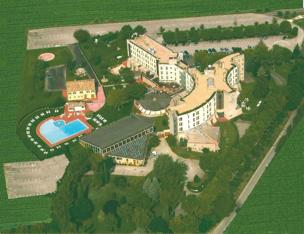 eine Luftansicht auf ein großes Gebäude mit Pool in der Unterkunft Hotel Federico II in Iesi