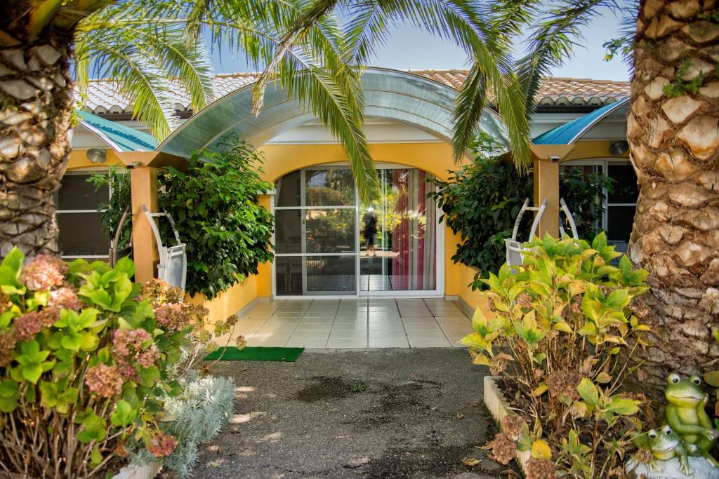 a yellow house with a palm tree in front of it at U Closu San Petru in Linguizzetta