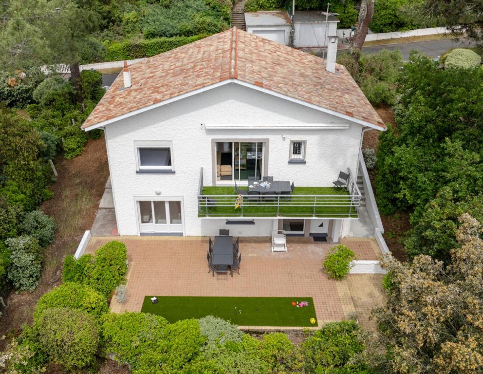 an aerial view of a white house with a patio at Bista Eder in Pyla-sur-Mer