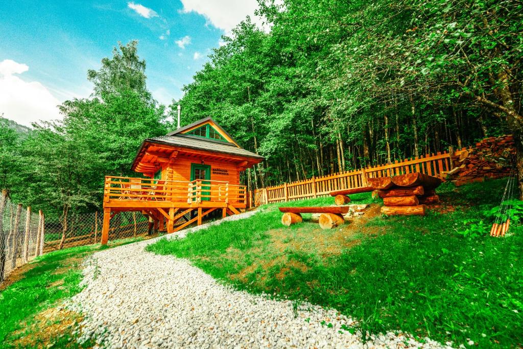 a log cabin in the middle of a forest at Chatky Obrovisko Syslovisko Muráň in Muráň