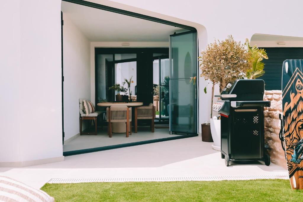 Charming Surfhouse - Private Parking & Garden
