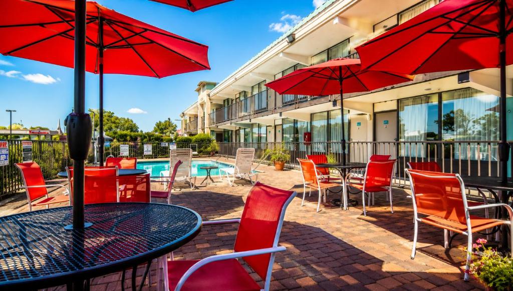 a patio with tables and chairs with red umbrellas at Chattanooga Heritage Inn in Silverdale