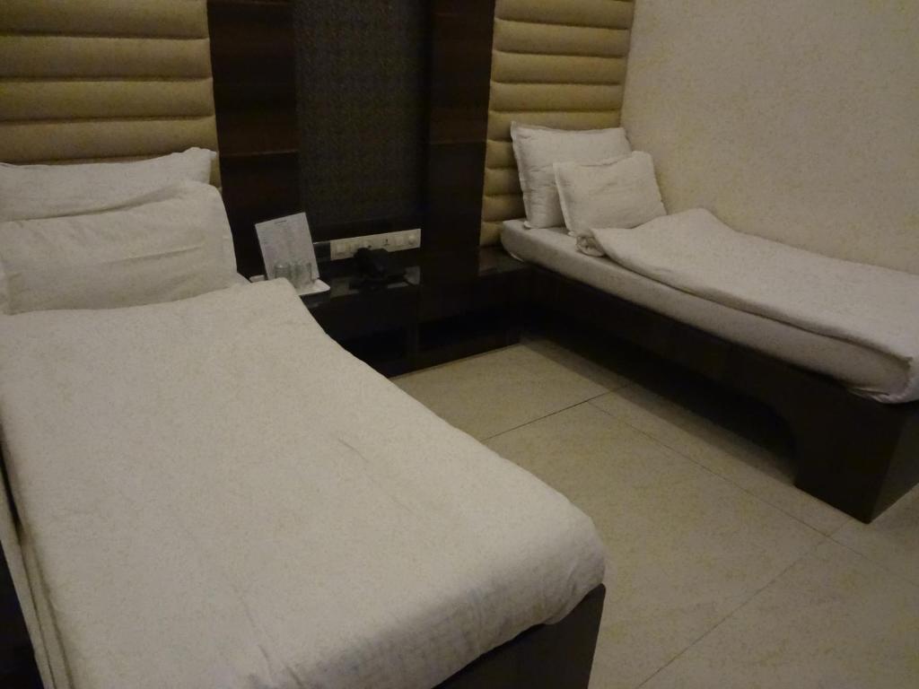 Postel nebo postele na pokoji v ubytování Hotel Causeway, Colaba