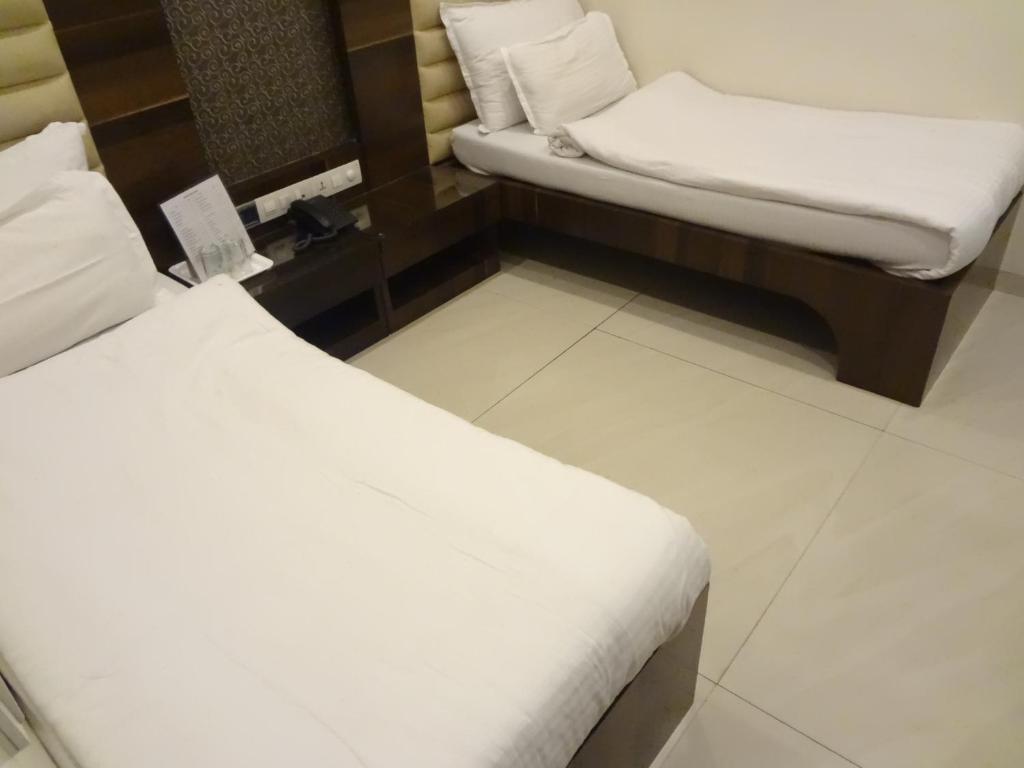 Postel nebo postele na pokoji v ubytování Hotel Causeway, Colaba