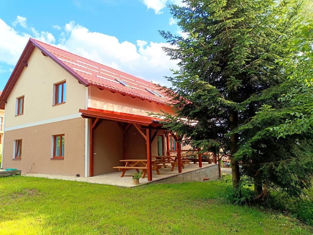 a house with a porch with a picnic table at Ubytování Krucemburk in Křížová