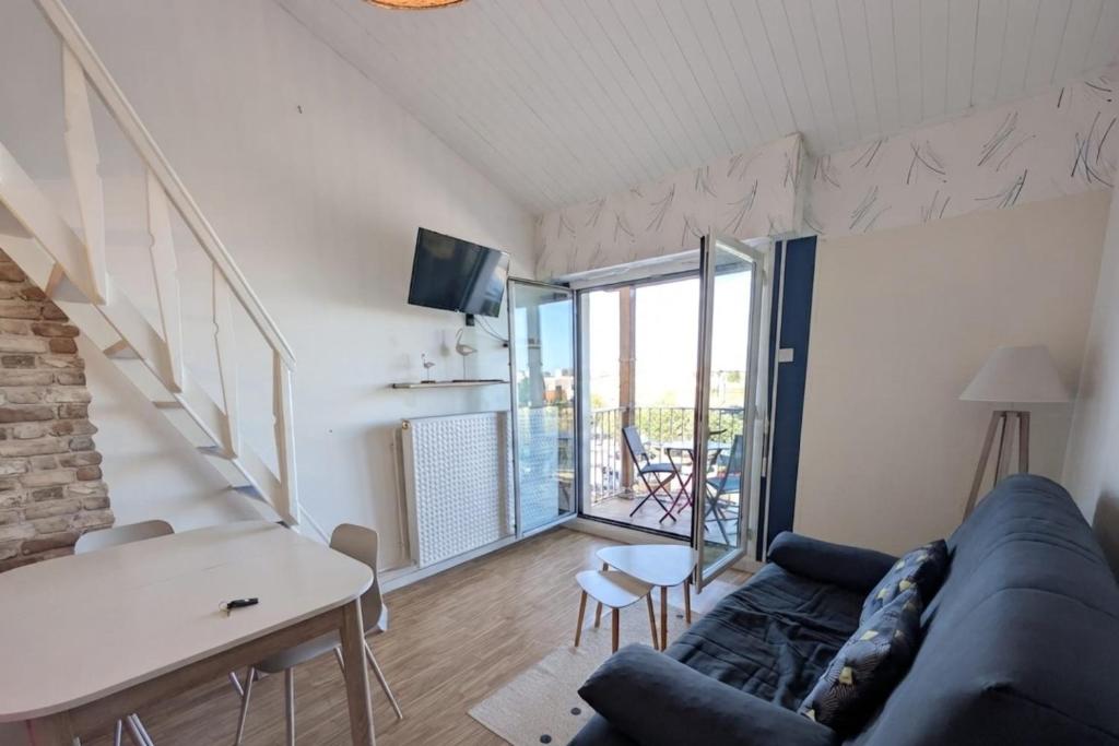Mezzanine studio with balcony in Les Sables