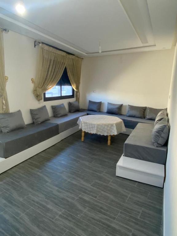 a living room with a couch and a table at Appartement 3 in Al Hoceïma