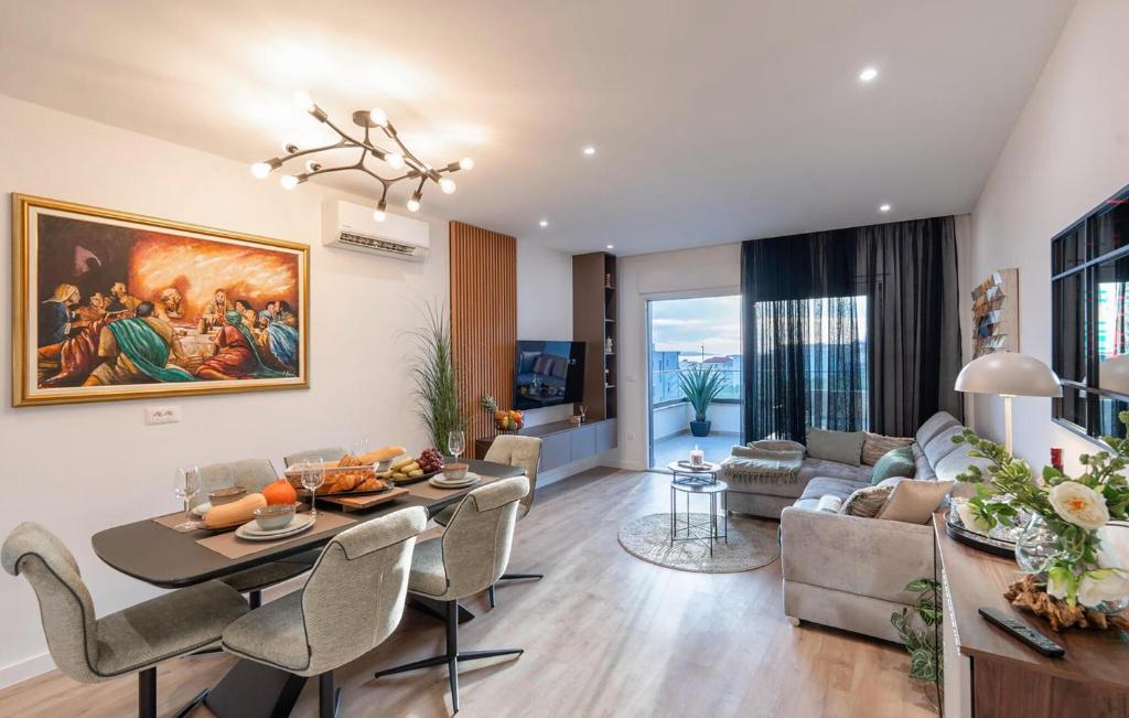 Nice Apartment In Makarska With Lake View