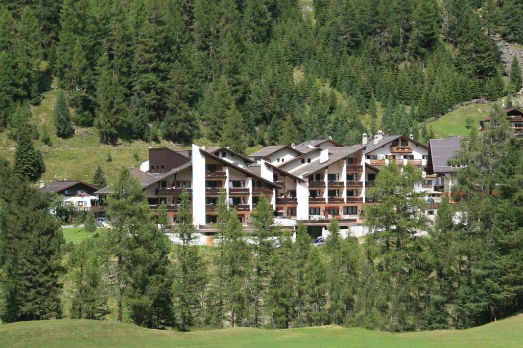 ein großes Hotel inmitten eines Berges in der Unterkunft Alpina Residence in Sulden