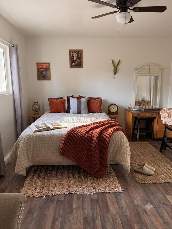 a bedroom with a bed and a ceiling fan at Charming And Cozy Studio In Oleander Sunset in Bakersfield