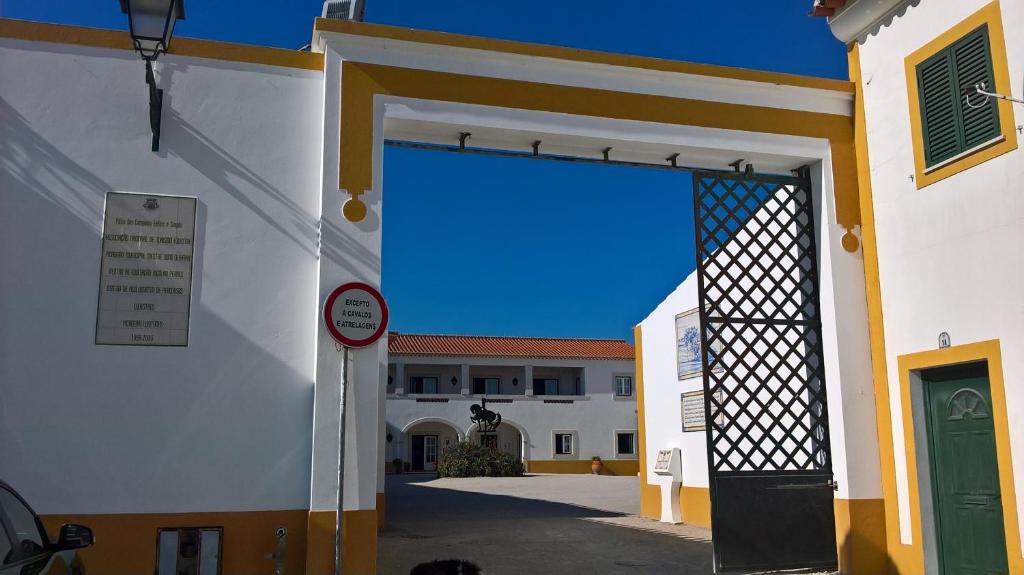 une porte ouverte menant à un bâtiment dans l'établissement Lusitanus, à Golegã