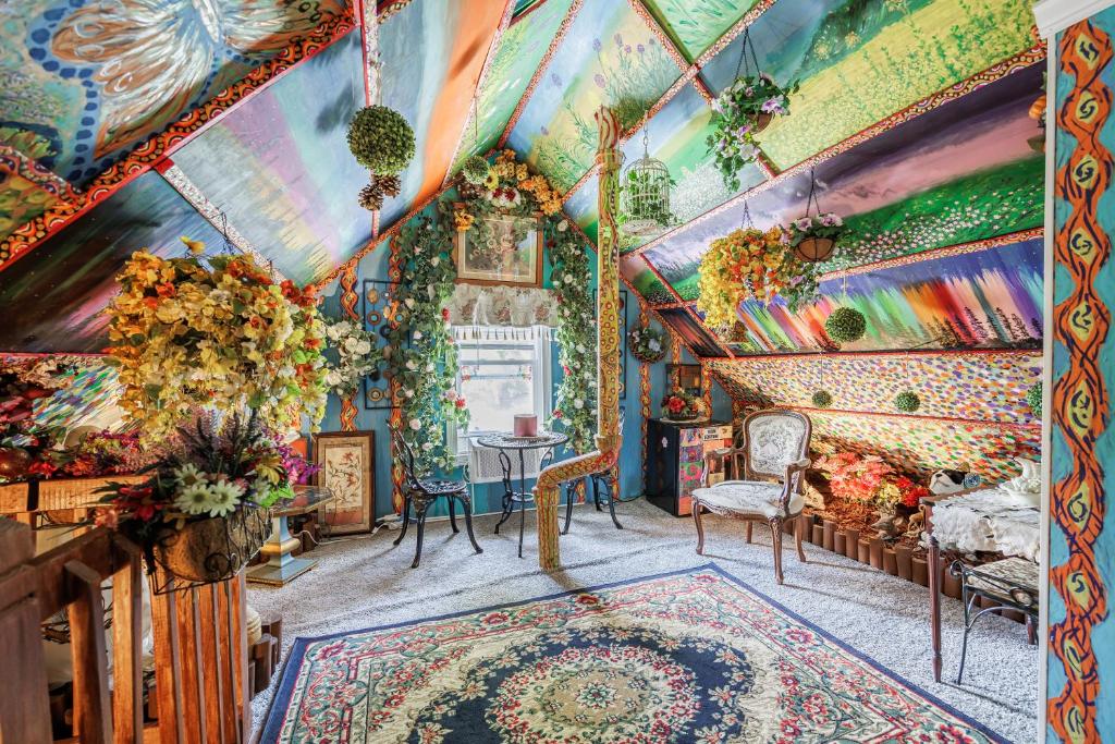 a room with a colorful ceiling with a table and chairs at B4Garden Suite Shared bathroom QBed washer dryer in Rochester
