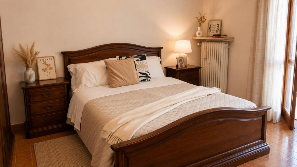 ein Schlafzimmer mit einem großen Bett mit hölzernem Kopfteil in der Unterkunft QuickHome Monviso in Santhià