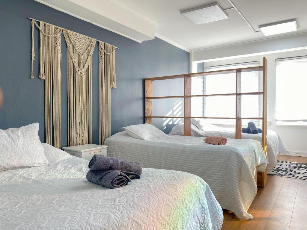 a bedroom with two beds and a window at El Martín Pescador in Osorno
