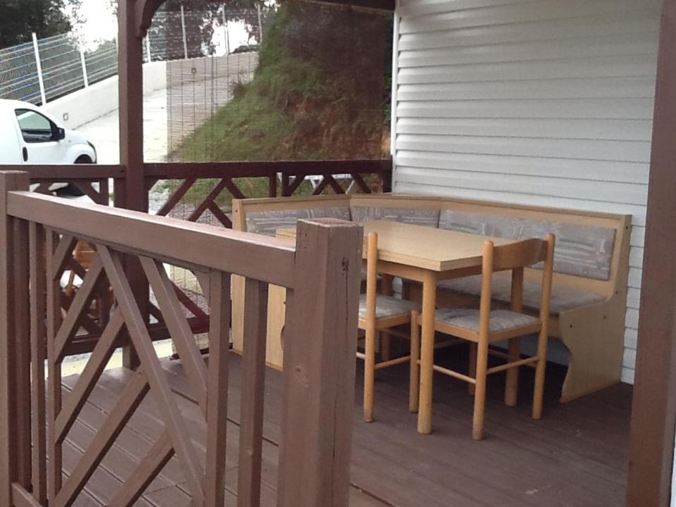 アラタにあるMobile Home proche Golfe de Lavaの木製テーブルと椅子付きのデッキ
