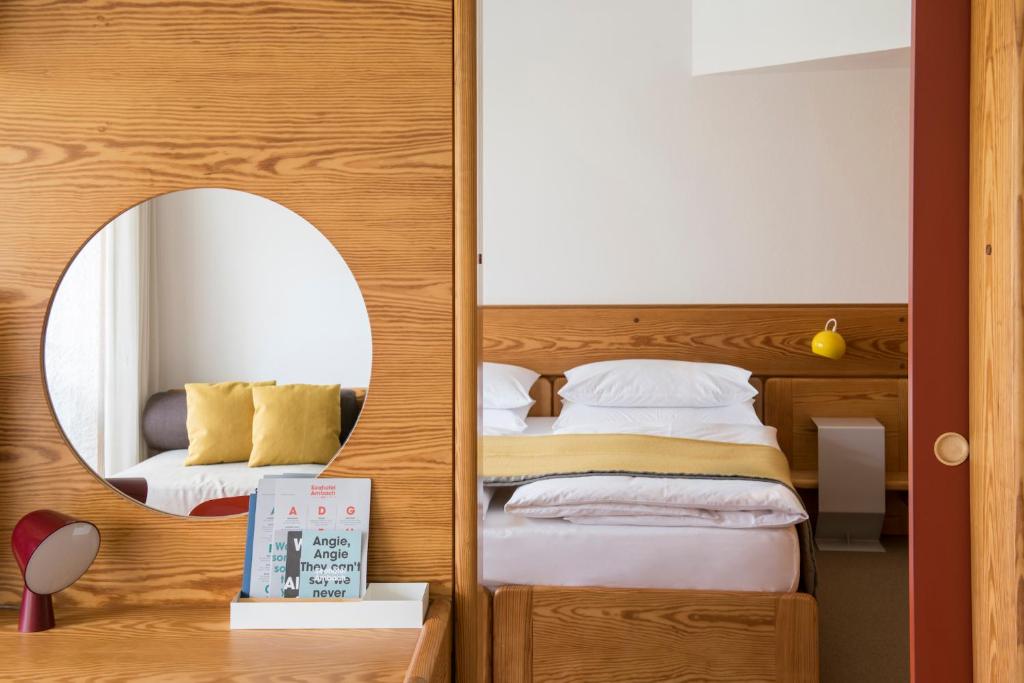 Postel nebo postele na pokoji v ubytování Seehotel Ambach