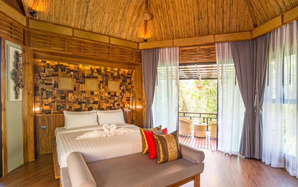 Postel nebo postele na pokoji v ubytování Aonang Fiore Resort