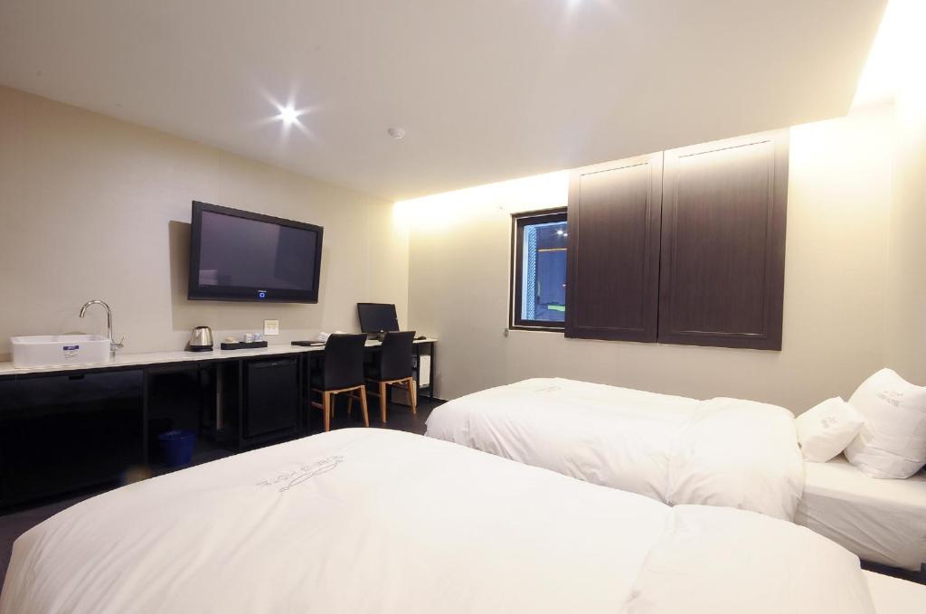 Queens Hotel Seomyeon Busan房間的床
