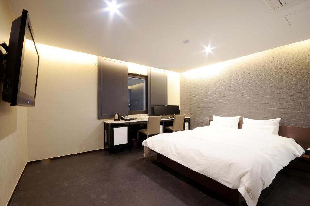 Queens Hotel Seomyeon Busan電視和／或娛樂中心