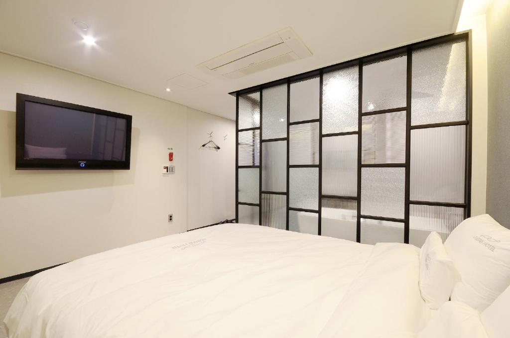Queens Hotel Seomyeon Busan房間的床