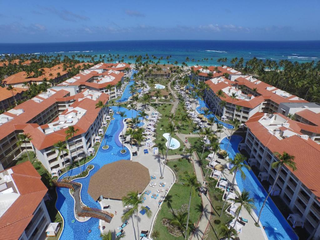 una vista aérea de un complejo con un parque acuático en Majestic Mirage Punta Cana, All Suites – All Inclusive, en Punta Cana