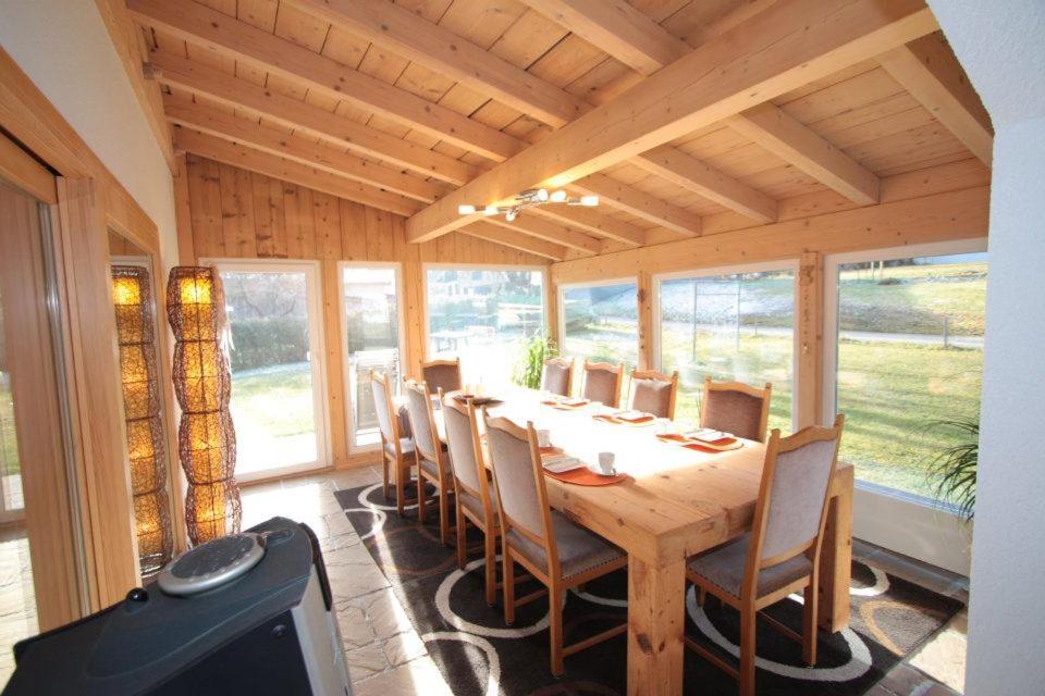 ein Esszimmer mit einem Holztisch und Stühlen in der Unterkunft Oberhuber in Vandans