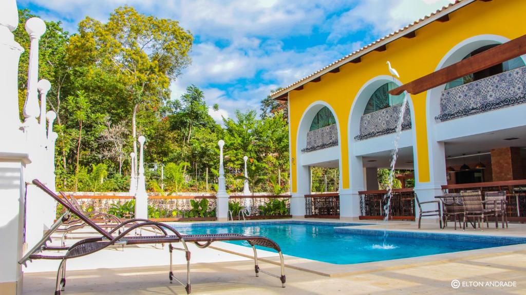 una piscina frente a una casa en Terra dos Diamantes Hotel, en Lençóis