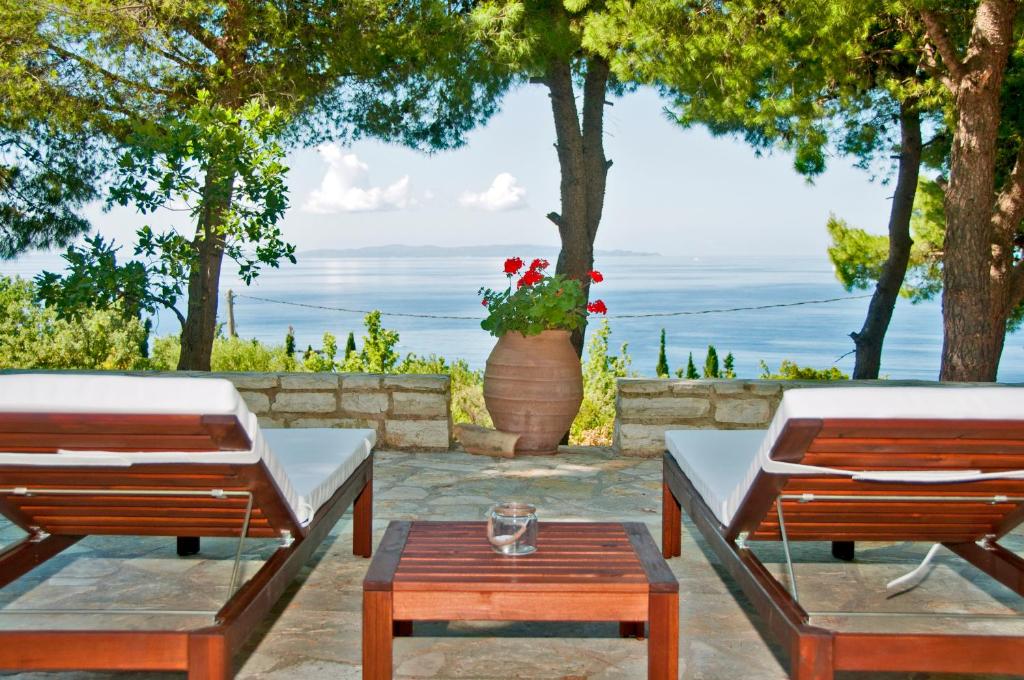 シヴォタにあるCaptain Mike's Villa IIのベッド2台、海の景色を望むテーブルが備わります。