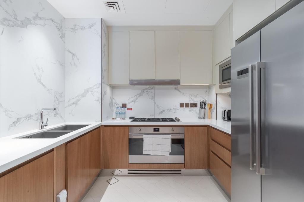 لابی و فضای عمومی Burj Khalifa and City Views 1, 2, & 3-Bedroom Apartment 1 minute walk to Burj Khalifa, Dubai Mall, Dubai Fountain in Address Residences Dubai Opera - تصویر ۵