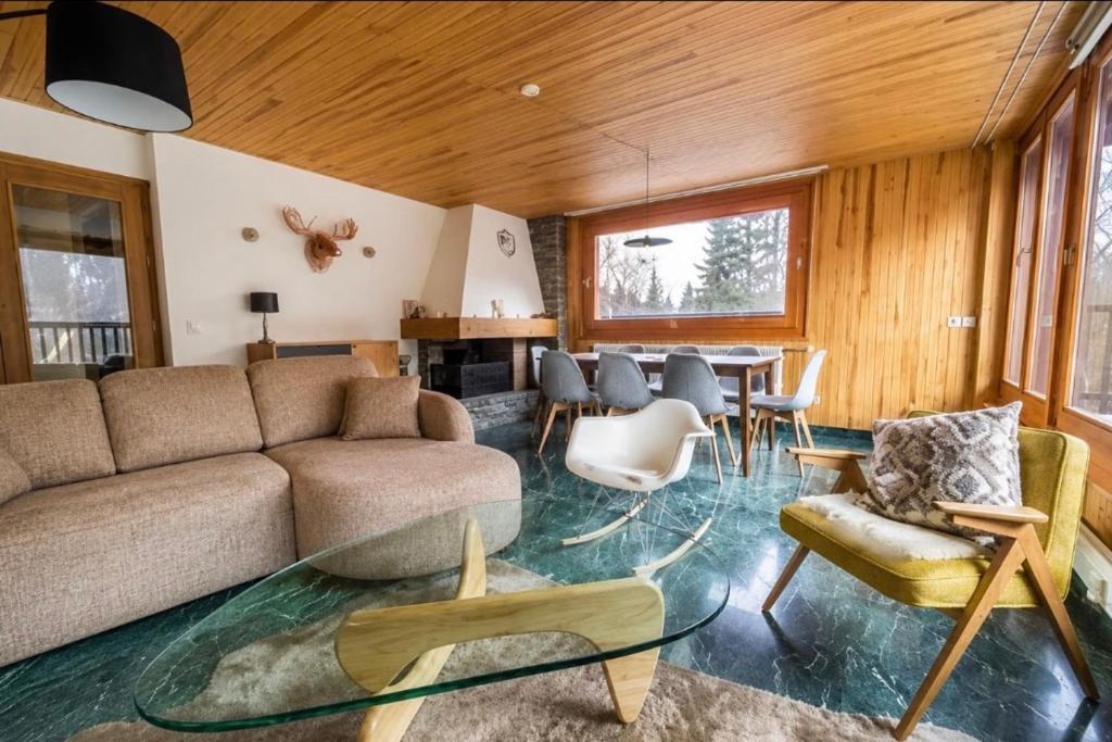 Spacious flat with views of Mont Blanc Parking