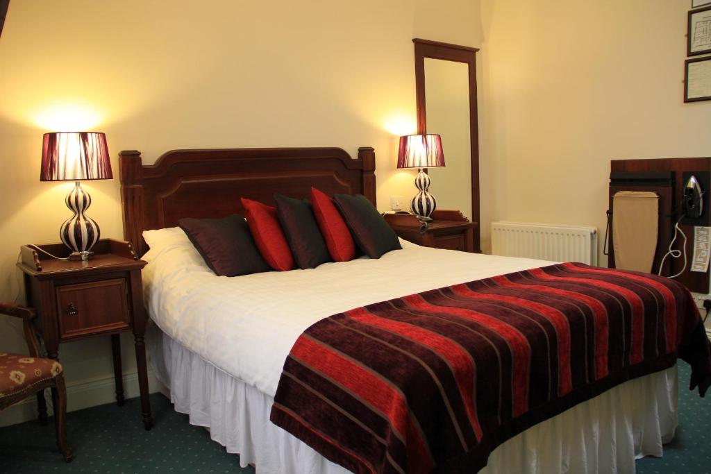 Postel nebo postele na pokoji v ubytování McSweeney Arms Hotel