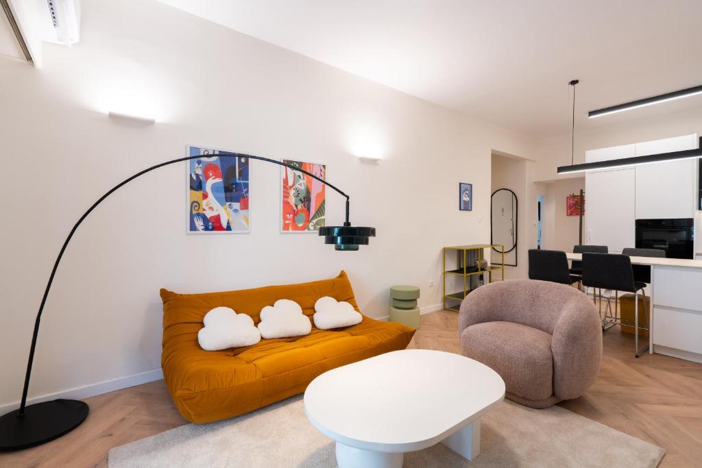 2BR Gem Apt Near Metro In Psiri-Thissio