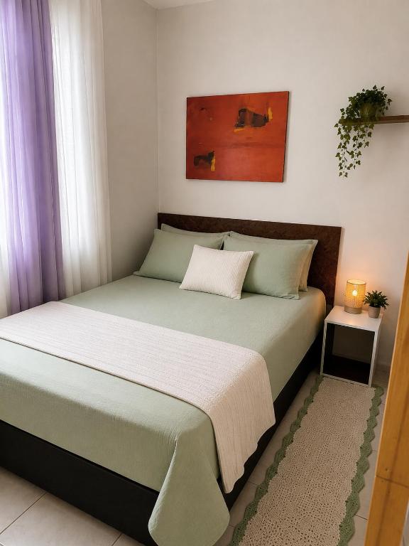 a bedroom with a large bed with at Kitnet quarto e cozinha ha 3min da Unifesp in São Paulo