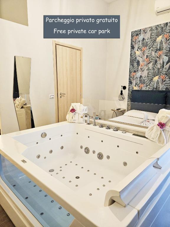 a jacuzzi tub in a room at B&B Numero5 in Castellammare di Stabia