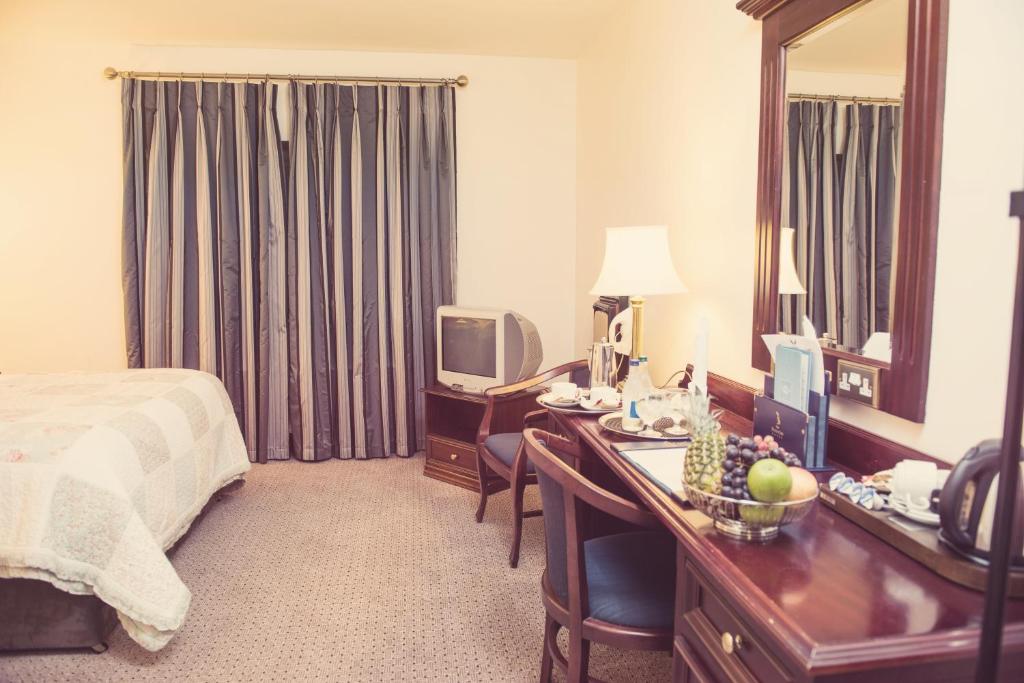 Postel nebo postele na pokoji v ubytování Devon Inn Hotel
