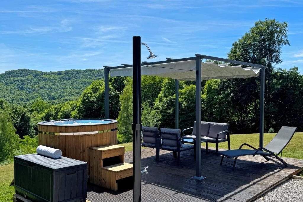 a gazebo with a hot tub and a table and chairs at Casa Vinea in Karlovac