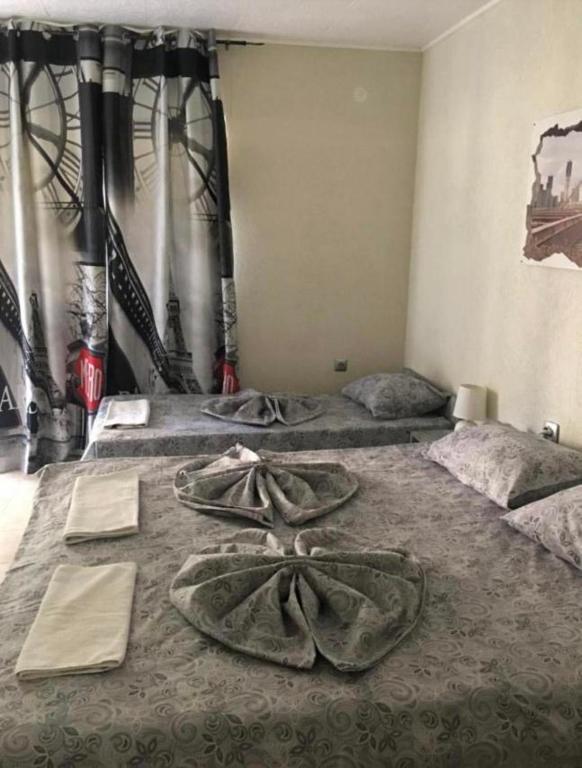 two beds in a room with two beds withacers at Стаи за гости Дворъ in Varna City